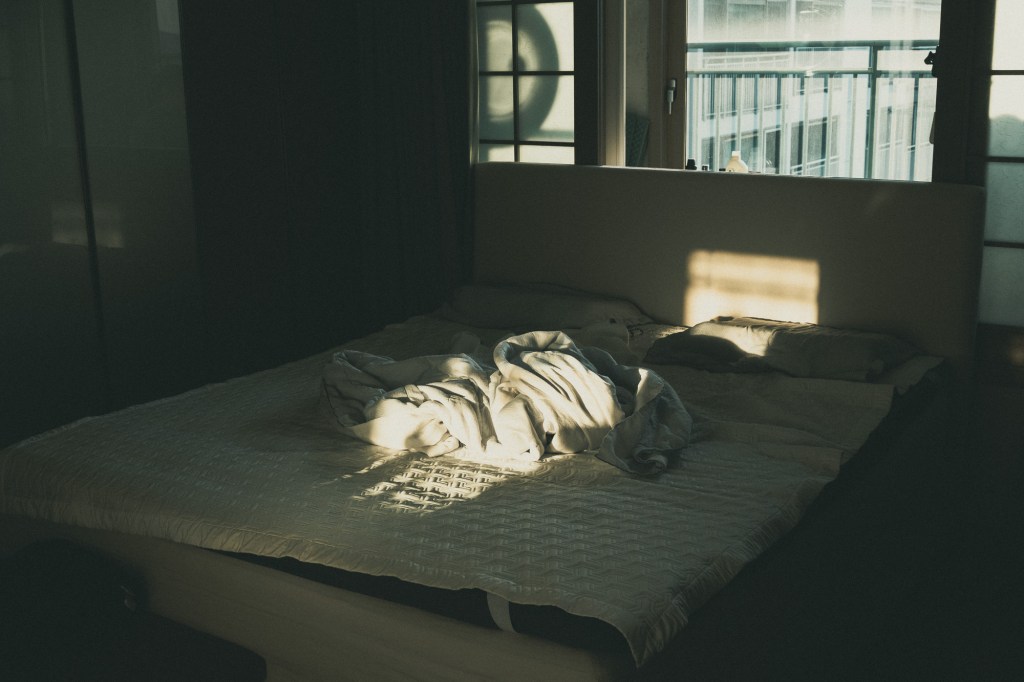 Morning light on&nbsp;bed